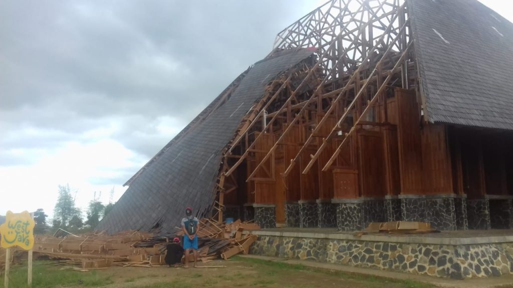 Kondisi kerusakan Geo Theater Rancakalong yang berada di Kecamatan Rancakalong Kabupaten Sumedang Provinsi Jawa Barat yang diterjang angin kenang pada Selasa (8/12/2020) malam. (Foto: dok/Istimewa)