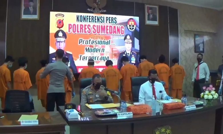 Polres Sumedang Polda Jawa Barat menggelar koferensi pers penangkapan 10 pengedar narkoba di Aula Tribrata Polres Sumedang, Kamis (10/12). (Foto: Arief Taufik Sabarudin/Fajarnusantara.com)