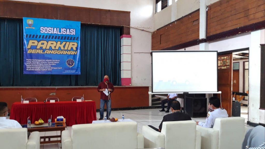 Ketua DPRD Sumedang, Irwansyah Putra menyampaikan pendapatnya disela Sosialisasi Parkir Berlangganan yang digelar Dishub Sumedang di GIM, Kamis (10/12). (Foto: Arief Taufik Sabarudin/Fajarnusantara.com)