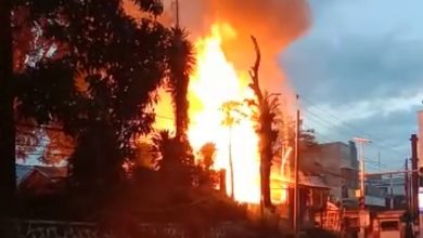 Api terlihat berkobar membakar toko anyaman bambu milik H. Emen Suherman di Tanjungsari Kabupaten Sumedang pada Kamis sore (10/12). (Foto: Tangkap Layar)