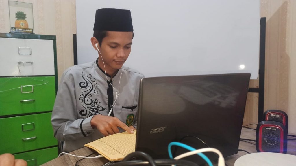 Dede Fakhrurrozi saat mengikuti lomba secara online di Kantor DPD PKS Sumedang dan meraih juara dua tingkat Provinsi Jawa Barat, Minggu (13/12). (Foto: Ist/Humas PKS)