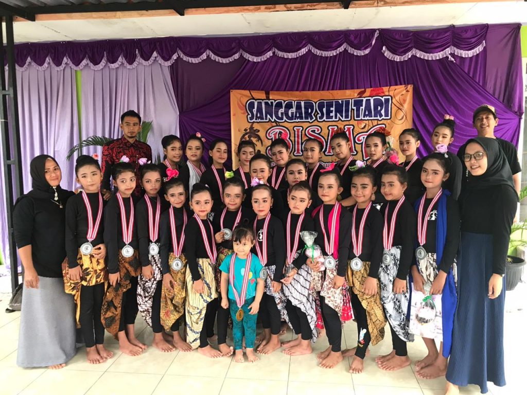 Pengurus Sanggar Tari Bisma foto bersama para siswa terbaik usai pelaksanaan Ujian Seni Tari, Minggu (13/12). (Foto: Yhogi/Fajarnusantara.com)