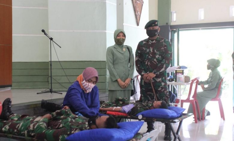 Prajurit Yonif Raider 301/PKS kompak mendonorkan darahnya dalam rangkaian kegiatan Hari Juang Kartika (HJK) ke-75, Senin (14/12). (Foto: Yonif Raider 301/PKS)
