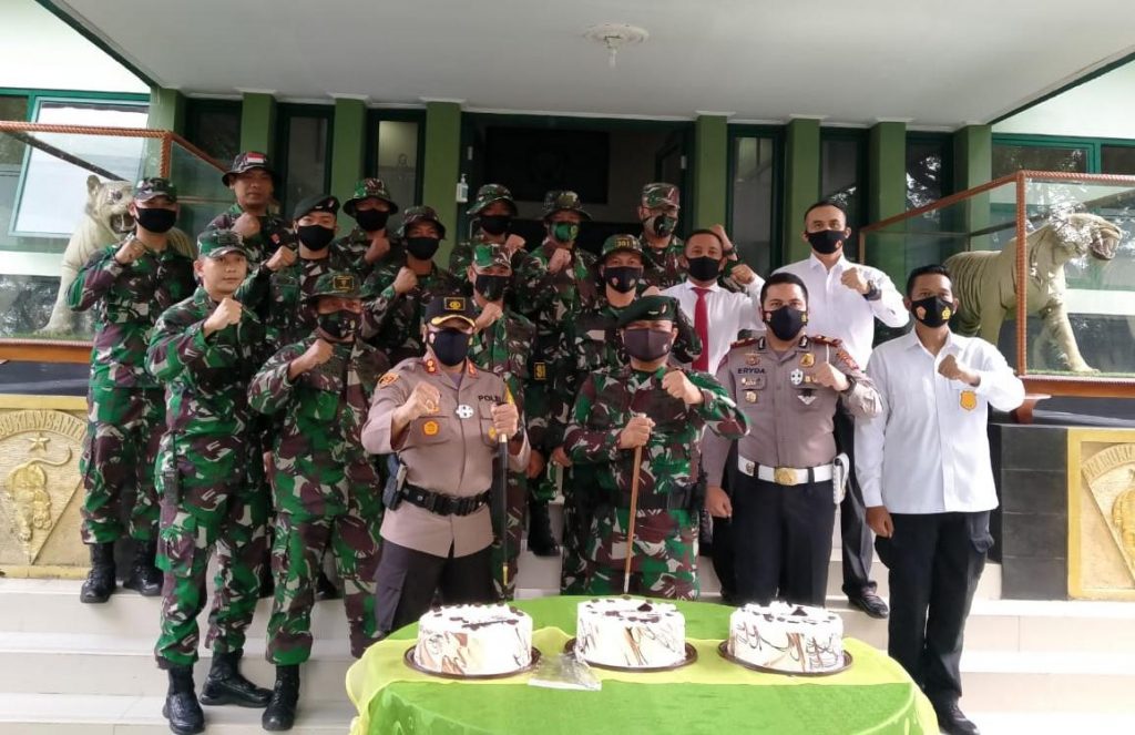 Danyonif Raider 301/PKS, Mayor Inf Wahyu Alfiyan Arisandi bersama Kapolres Sumedang dan yang lainnya foto bersama disela peringatan HJK Ke-75, Selasa (15/12). (Foto: Yonif Raider 301/PKS).