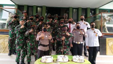 Danyonif Raider 301/PKS, Mayor Inf Wahyu Alfiyan Arisandi bersama Kapolres Sumedang dan yang lainnya foto bersama disela peringatan HJK Ke-75, Selasa (15/12). (Foto: Yonif Raider 301/PKS).