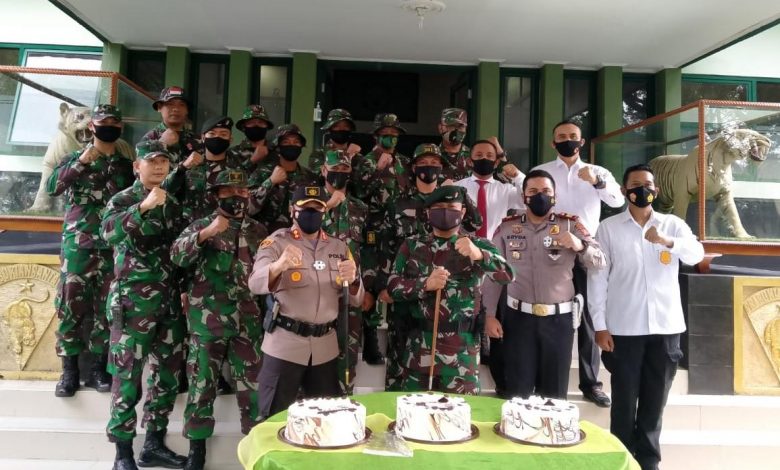 Danyonif Raider 301/PKS, Mayor Inf Wahyu Alfiyan Arisandi bersama Kapolres Sumedang dan yang lainnya foto bersama disela peringatan HJK Ke-75, Selasa (15/12). (Foto: Yonif Raider 301/PKS).