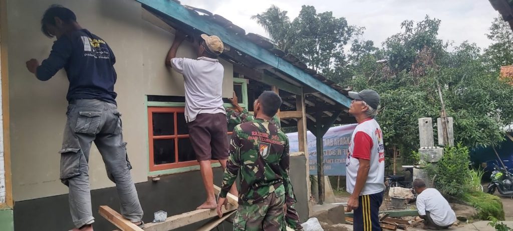 Prajurit Yonif Raider 301/PKS bersama warga saat merenovasi salahsatu rumah tidak layak huni di Desa Licin Kecamatan Cimalaka Kabupaten Sumedang. (Foto: Yonif Raider 301/PKS)