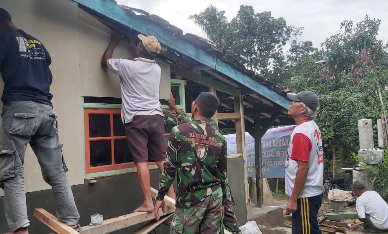 Prajurit Yonif Raider 301/PKS bersama warga saat merenovasi salahsatu rumah tidak layak huni di Desa Licin Kecamatan Cimalaka Kabupaten Sumedang. (Foto: Yonif Raider 301/PKS)