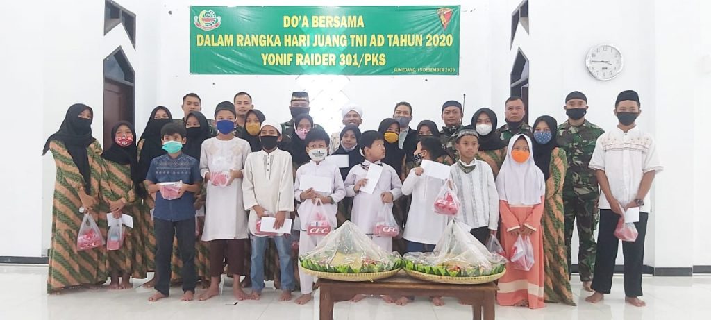 Danyonif Raider 301/PKS, Mayor Inf Wahyu Alfiyan Arisandi S.Ip , M.Ipol dan jajarannya foto besama anak yatim disela peringatan HJK ke-75, Rabu (16/12). (Foto: Yonif Raider 301/PKS)