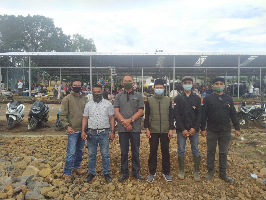 Kepala Desa Cisaat, Suryana (tiga dari kanan) foto bersama sejumlah tokoh disela launching pasar, Jumat (18/12). (Foto: Remond/Fajarnusantara.com)