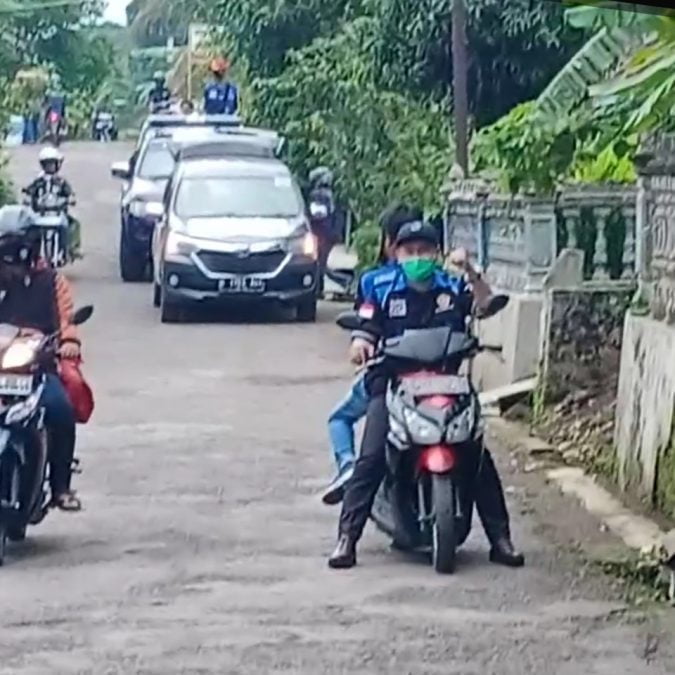 Relawan MCCC Unicef bersama Tagana Sumedang dan Karang Taruna Kecamatan Paseh, menggelar aksi bersama berupa edukasi mobil keliling mengenai covid-19, Jumat (18/12). (Foto: Fajarnusantara.com)