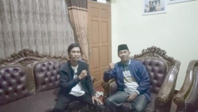 Ketua DPK KNPI Kadungora, Muhammad Nanang H.A (kiri) saat berkunjung di kediaman Anggota Taufik Hidayat, S.H.I, Anggota Komisi IV DPRD Garut. (Foto: Fajarnusantara.com)
