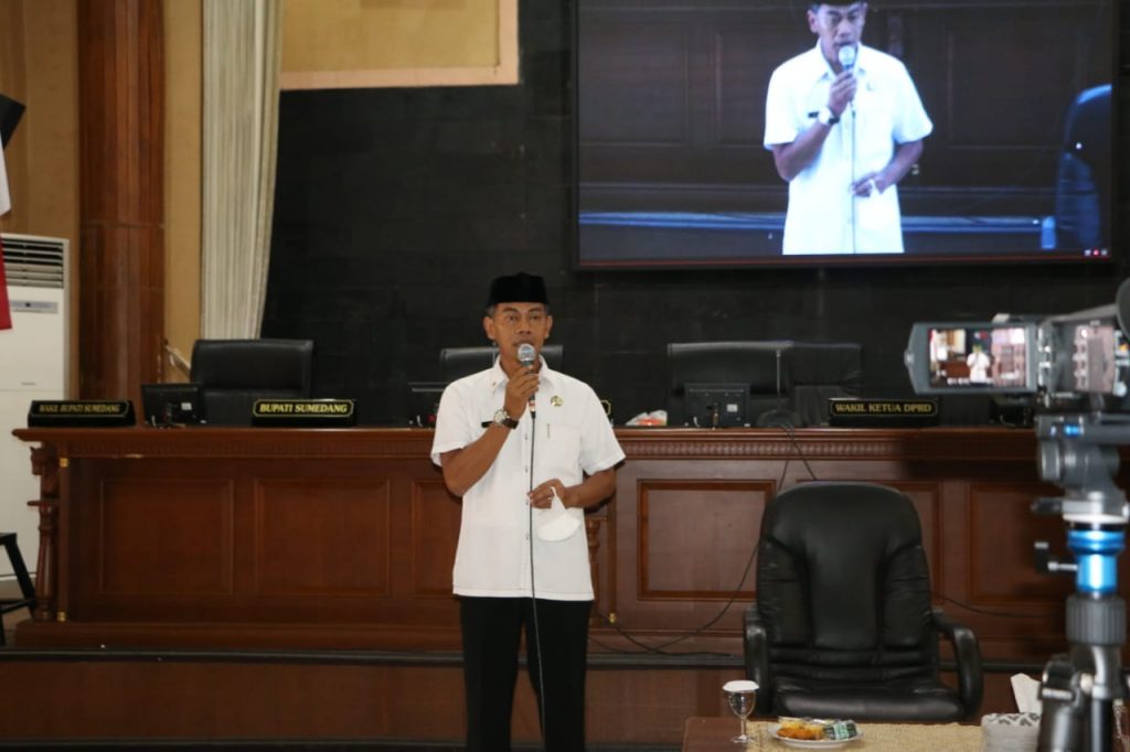 Sekretaris DPRD Sumedang, Drs. H. Sonson M. Nurikhsan, M.Si, memberi sambutan disela Taklim Aparatur di Ruang Paripurna DPRD, Rabu (23/12). (Foto: Humpro DPRD Sumedang)