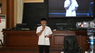 Sekretaris DPRD Sumedang, Drs. H. Sonson M. Nurikhsan, M.Si, memberi sambutan disela Taklim Aparatur di Ruang Paripurna DPRD, Rabu (23/12). (Foto: Humpro DPRD Sumedang)