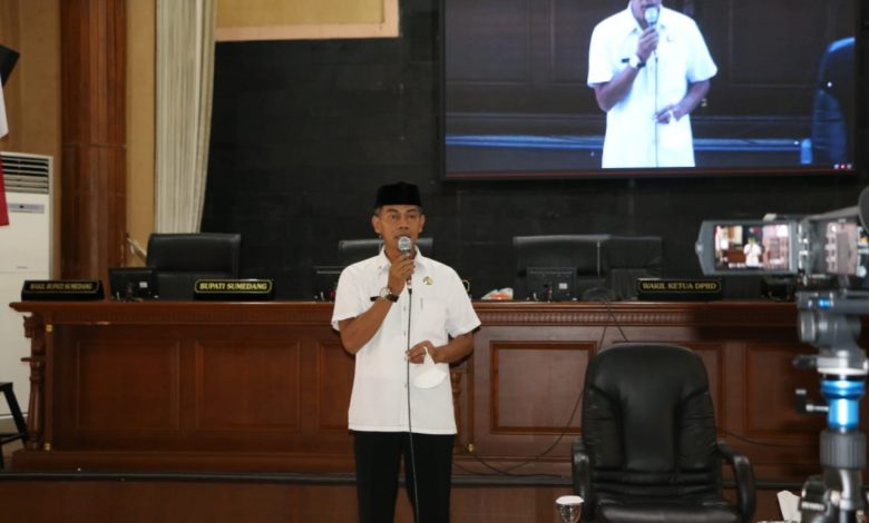 Sekretaris DPRD Sumedang, Drs. H. Sonson M. Nurikhsan, M.Si, memberi sambutan disela Taklim Aparatur di Ruang Paripurna DPRD, Rabu (23/12). (Foto: Humpro DPRD Sumedang)