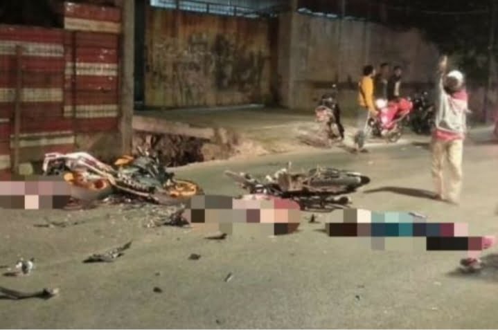 Korban tabrakan di kawasan Kapuk, Cengkareng, Jakarta Barat, pada Sabtu (26/27) malam kemarin sebelum dievakuasi petugas. (Foto: Istimewa)