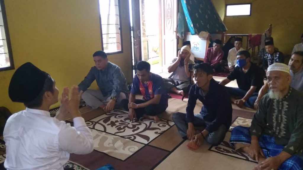 Sejumlah peserta mengikuti acara Kajian Spesial Fikih Ekonomi Islam yang digelar Lariba Sumedang Raya, Selasa (29/12). (Foto: Langga Kusumah/Fajarnusantara.com)