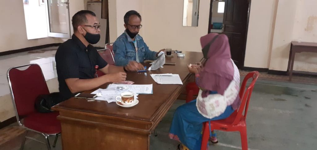 Warga Desa Cigentur menerima bansos di aula kantor desa, Kamis (31/12). (Foto: Zaenal Arifin)