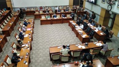 Komisi III DPR RI menggelar rapat dengar pendapat umum dengan keluarga korban penembakan terhadap laskar FPI di ruang Komisi III, komplek Parlemen, Jakarta, Kamis (10/12). (Foto: Tribunnews.com)