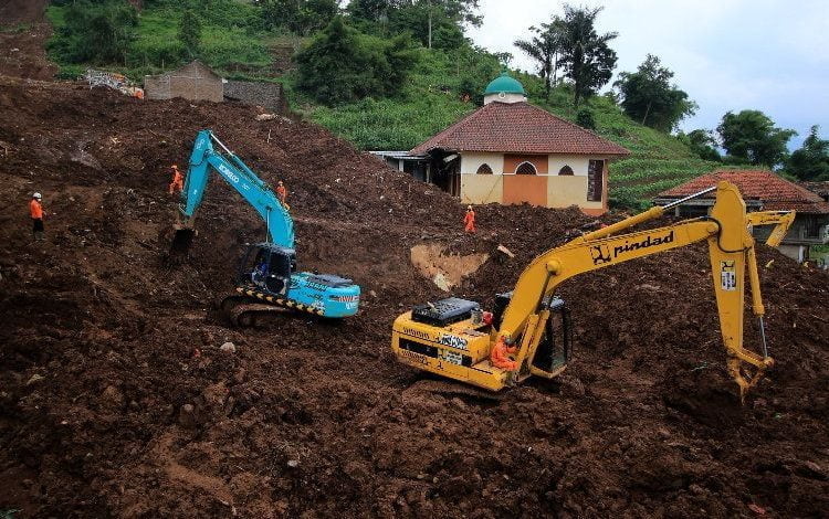 Sejumlah alat berat tengah membersihkan material longsor Cimanggung, Sumedang. (Foto: Dok/Jurnal Soreang)