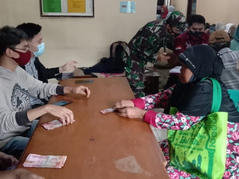 Warga Desa Cibeureuyeuh Kecamatan Conggeang menerima BST Kemensos Tahap ke-10 di alua desa, Kamis (14/1/2021). (Foto: IST)