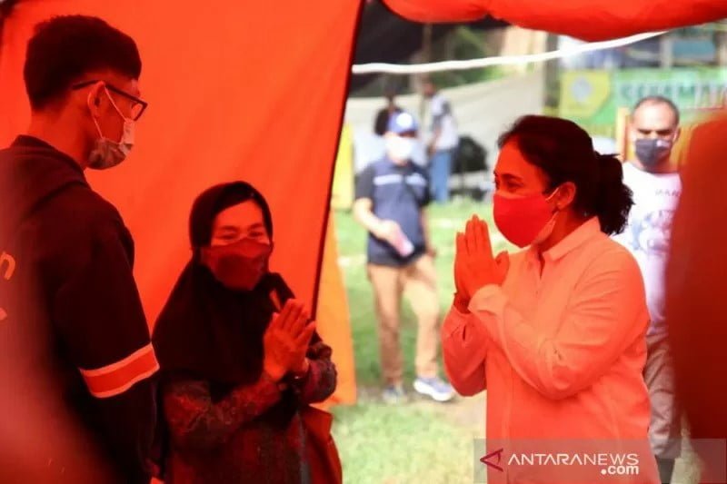 Menteri PPPA, I Gusti Ayu Bintang Darmawati Puspayoga mengunjungi lokasi pengungsian warga terdampak longsor di Kabupaten Sumedang, Jumat (22/1/2021). (Foto: Antara/HO-Humas Kemen PPPA)