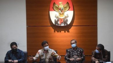 Menkes Budi Gunadi Sadikin (tengah) Menteri BUMN Erick Thohir (kiri) dan Wakil Ketua KPK Alexander Marwata (kedua kanan) dan Deputi Pencegahan KPK Pahala Nainggolan (kanan) memberikan keterangan pers usai pertemuan tertutup di gedung KPK, Jakarta, Jumat (8/1). (Foto: Antara)