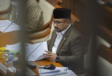 Menteri Agama Yaqut Cholil Qoumas menyampaikan paparan saat rapat kerja dengan Komisi VIII DPR di kompleks Parlemen, Senayan, Jakarta. (Foto: Antara)