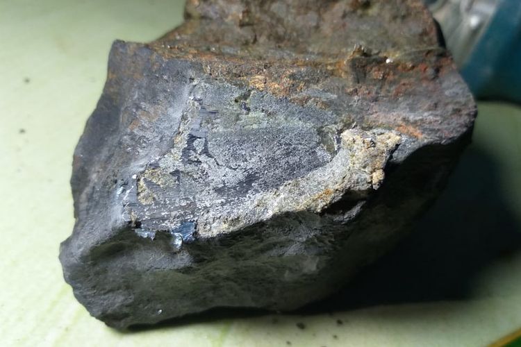 Batu meteorit yang menghantam rumah warga di Lampung Tengah. Peneliti Itera Lampung memastikan batu itu adalah pecahan meteor yang masuk atmosfer bumi. (Foto: Dok/Humas Itera Lampung)