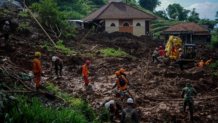 Anggota Basarnas, TNI, Polri dan relawan melakukan pencarian korban bencana tanah longsor di Cimanggung, Kabupaten Sumedang, Jawa Barat. (Foto: Dok/Antara)