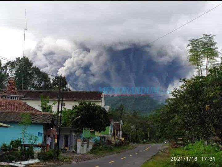 Kepulan asap berwarna kelabu pekat dari Gunung Semeru meluncur ke arah tenggara yang diduga dari dari kawah Jonggring Kaloko, Sabtu (16/1/2021). (Foto: Memorandum.co.id)
