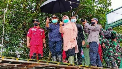 Bupati Sumedang Dony Ahmad Munir bersama Pangdam III/Siliwangi Mayjen TNI Nugroho Budi Wiryanto meresmikan Jembatan Gantung Siliwangi I, Sabtu (30/1/2021). (Foto: Humas Pemkab Sumedang)