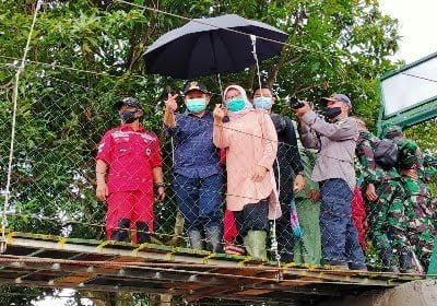 Bupati Sumedang Dony Ahmad Munir bersama Pangdam III/Siliwangi Mayjen TNI Nugroho Budi Wiryanto meresmikan Jembatan Gantung Siliwangi I, Sabtu (30/1/2021). (Foto: Humas Pemkab Sumedang)
