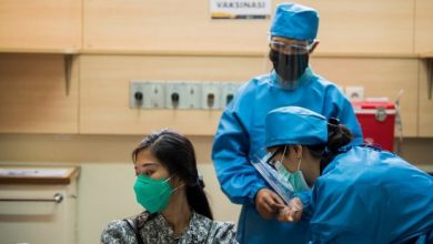 Petugas medis tengah menyuntikan vaksin dalam pelaksanaan uji klinis. (Foto: KataData)