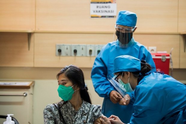 Petugas medis tengah menyuntikan vaksin dalam pelaksanaan uji klinis. (Foto: KataData)