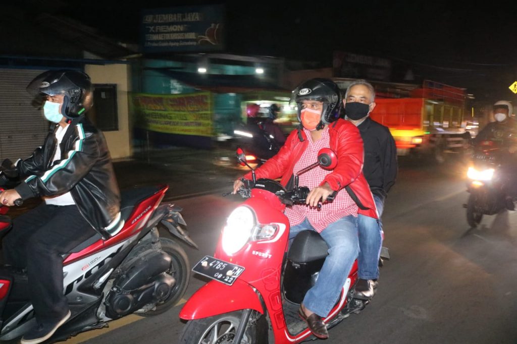 Ketua DPRD Sumedang, Irwansyah Putra ikut melaksanakan monitoring suasana malam pergantian tahun baru dengan mengendarai sepeda motor. (Foto: Humpro DPRD Sumedang)
