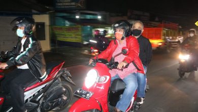 Ketua DPRD Sumedang, Irwansyah Putra ikut melaksanakan monitoring suasana malam pergantian tahun baru dengan mengendarai sepeda motor. (Foto: Humpro DPRD Sumedang)