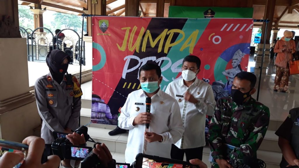 Bupati Sumedang H Dony Ahmad Munir diwawancara awak media usai rapat Satuan Tugas Penanganan Covid-19 Sumedang yang digelar di Pendopo IPP Sumedang, Kamis (7/1). (Foto: Fajarnusantara.com)