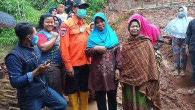 Wakil Bupati Garut, dr Helmi Budiman disambut warga Desa Karang Agung Kecamatan Singajaya saat kunjungannya meninjau lokasi longsor, Senin (11/1). (Foto: Diran Murtado/Fajarnusantara.com)