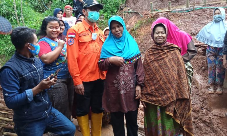Wakil Bupati Garut, dr Helmi Budiman disambut warga Desa Karang Agung Kecamatan Singajaya saat kunjungannya meninjau lokasi longsor, Senin (11/1). (Foto: Diran Murtado/Fajarnusantara.com)