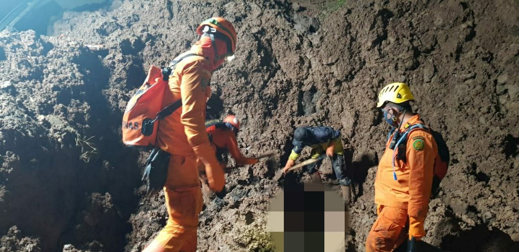 Tim SAR gabungan menemukan lagi salahsatu korban tertimbun longsor Sumedang, Senin (11/1/2021) malam. (Foto: Dok/Basarnas)