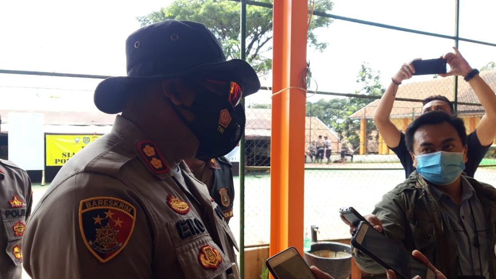 Kapolres Sumedang, AKBP Eko Prasetyo Robbyanto diwawancara awak media di pokso pengamanan lokasi longsor. (Foto: Fajarnusantara.com)