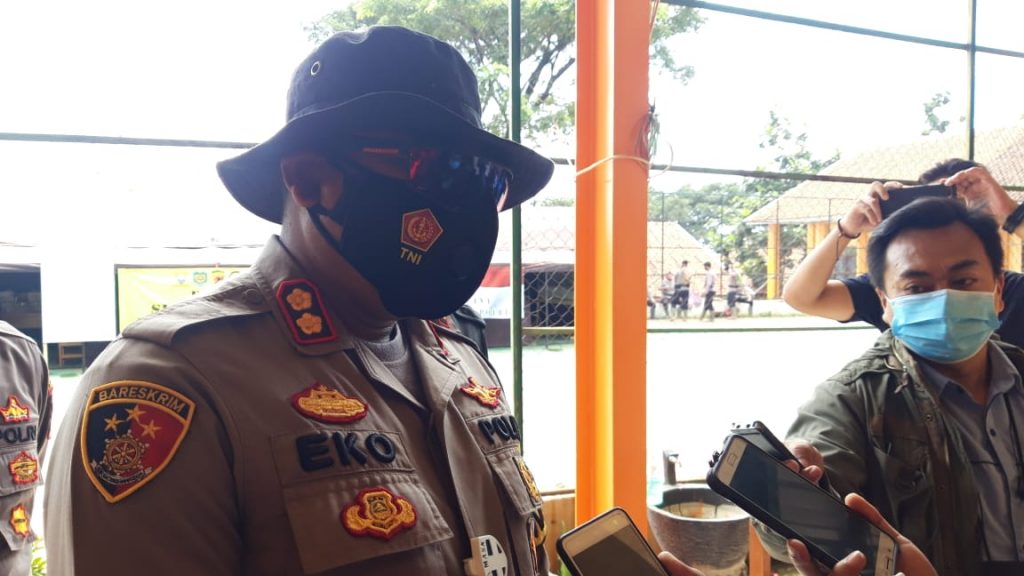 Kapolres Sumedang, AKBP Eko Prasetyo Robbyanto diwawancara awak media di pokso pengamanan lokasi longsor. (Foto: Fajarnusantara.com)