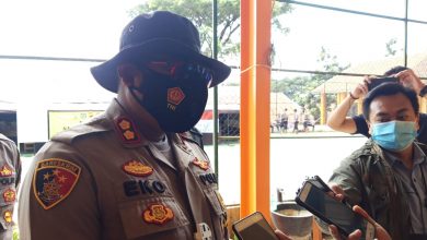 Kapolres Sumedang, AKBP Eko Prasetyo Robbyanto diwawancara awak media di pokso pengamanan lokasi longsor. (Foto: Fajarnusantara.com)