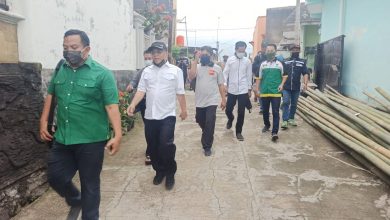Anggota Komisi VIII DPR RI, Nurhasan Zaidi bersama rombongan melakukan peninjauan langsung ke lokasi longsor di kawasan Perum SBG Cimanggung Kabupaten Sumedang, Rabu (13/1/2021). (Foto: Fajarnusantara.com)