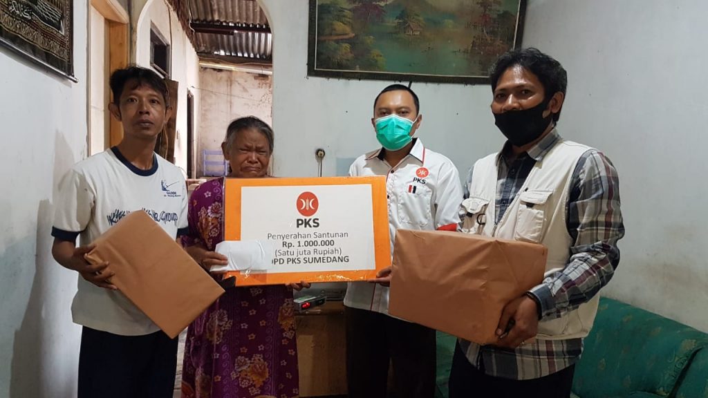 Saliyem (dua kiri) ibunda korban longsor bernama Beni yang tinggal di Perum SBG Cimanggung nampak terharu atas kedatangan Bendahara DPD PKS Sumedang, dr. H. Iwan Nugraha (dua kanan) dan timnya yang memberikan santunan, Jumat (15/1/2021). (Foto: Humas PKS)