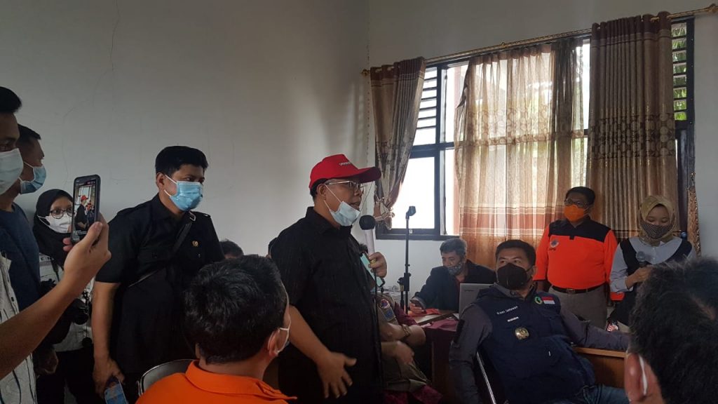 Anggota DPR RI dari Fraksi PKS, Nurhasan Zaidi menyampaikan pendapatnya terkait izin perumahan di perbukitan dan gunung kawasan Cimanggung bersama anggota DPR RI lainnya dan Pemerintah Kabupaten Sumedang, Jumat (15/1/2021). (Foto: Fajarnusantara.com)