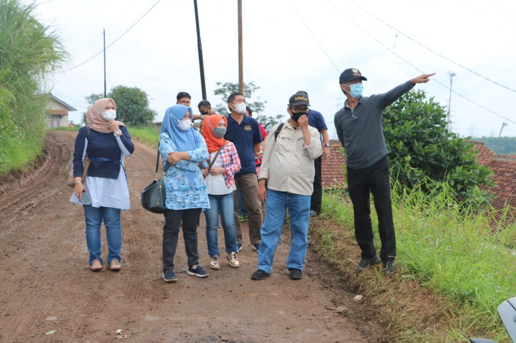 Sekretaris DPRD Sumedang, Drs. H. Sonson M. Nurikhsan, M.Si, disertai jajaran kepala bagian, subbagian serta sejumlah staf ikut meninjau lokasi longsor sekaligus menyalurkan donasi, kemarin (15/1/2021). (Foto: Humpro DPRD Sumedang)