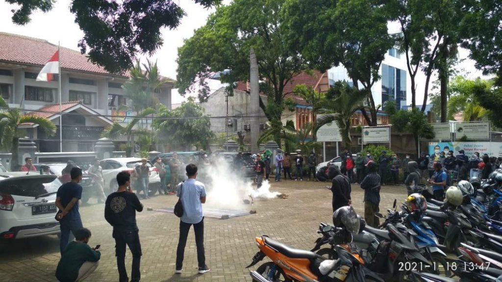 Aliansi Patriot Desa Jawa Barat melakukan aksi di halaman Kantor DPMD Provinsi Jawa Barat, Jalan Soekarno Hatta No. 466 Kota Bandung, Senin (18/1/2021) (Foto: Ist)