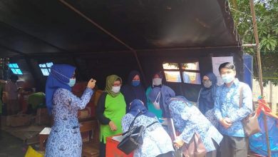 Kepala Dinas Pengendalian Penduduk dan Keluarga Berencana Sumedang Hj. Ani Gestaviani,S.K.M,.M.AP bersama rombongan setibanya di tenda pengungsian korban longsor Cimanggung. (Foto: IST)